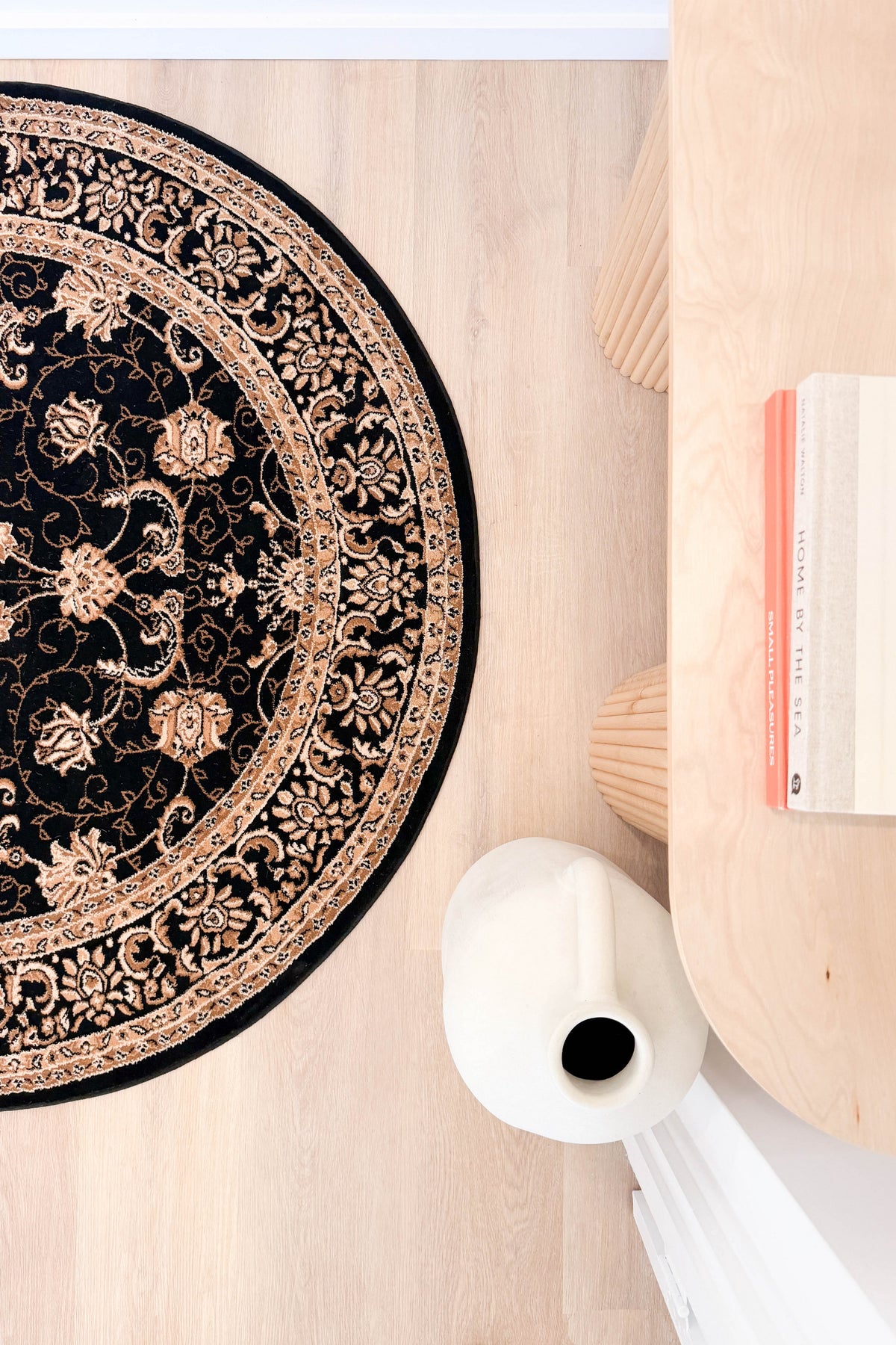 Riviera Traditional 84 Black Round Rug